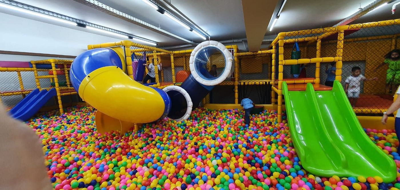 Brinquedão com tubos e escorregadores sobre a piscina de bolinhas