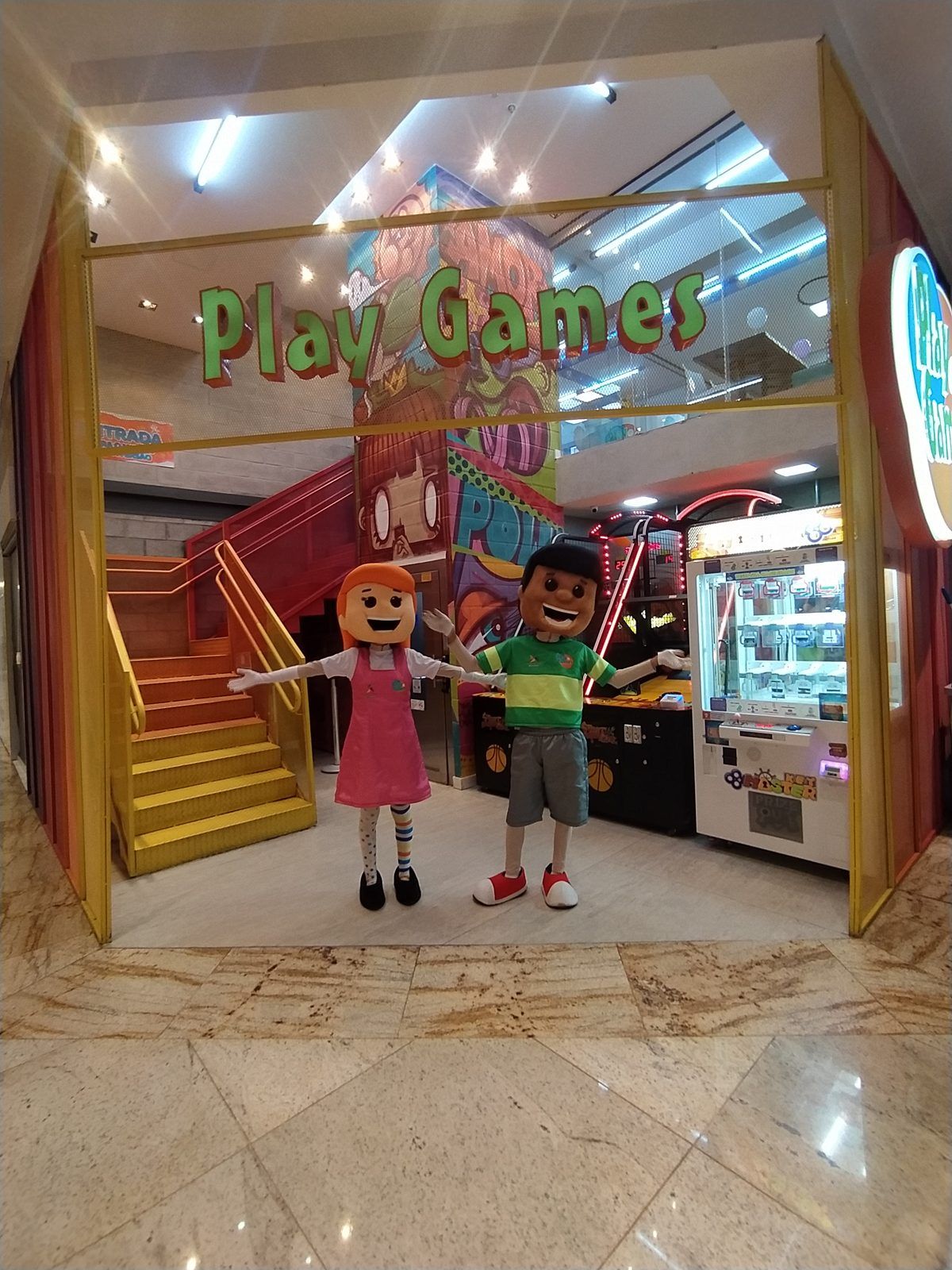Entrada do Play Games no Águas Claras Shopping com os mascotes