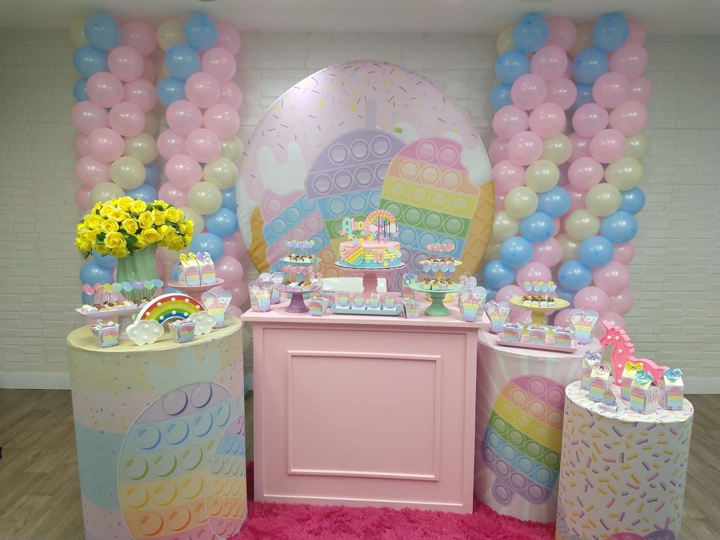 Salão de festas com mesa decorada e balões