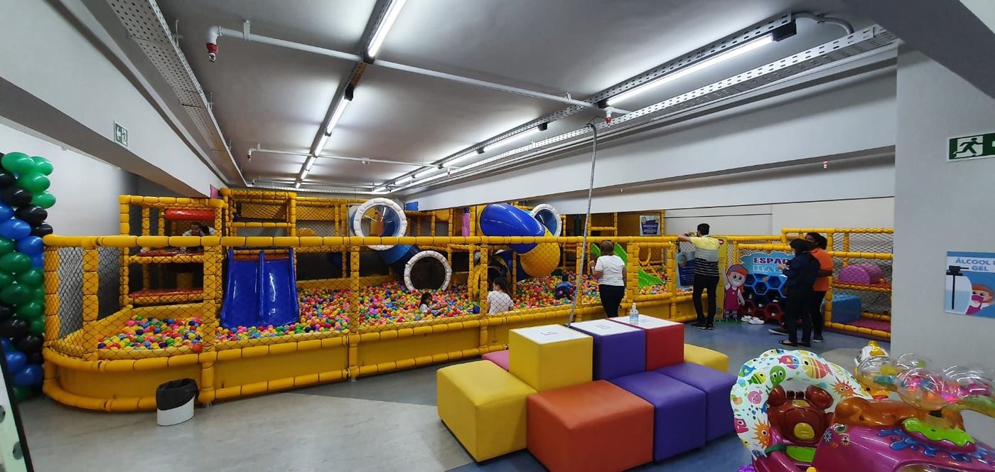 Vista geral do parque coberto do Play Games com brinquedão e piscina de bolinhas